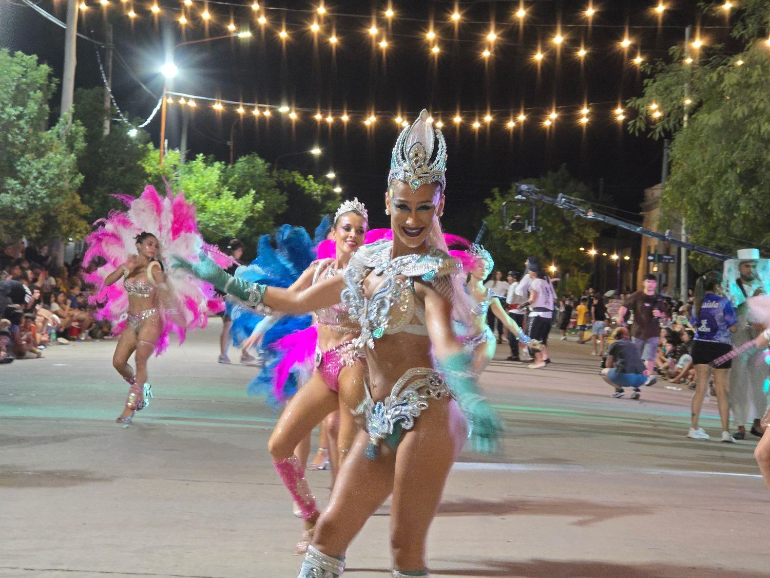 La Avenida 24 de septiembre se llenó de color con el paso de las comparsas