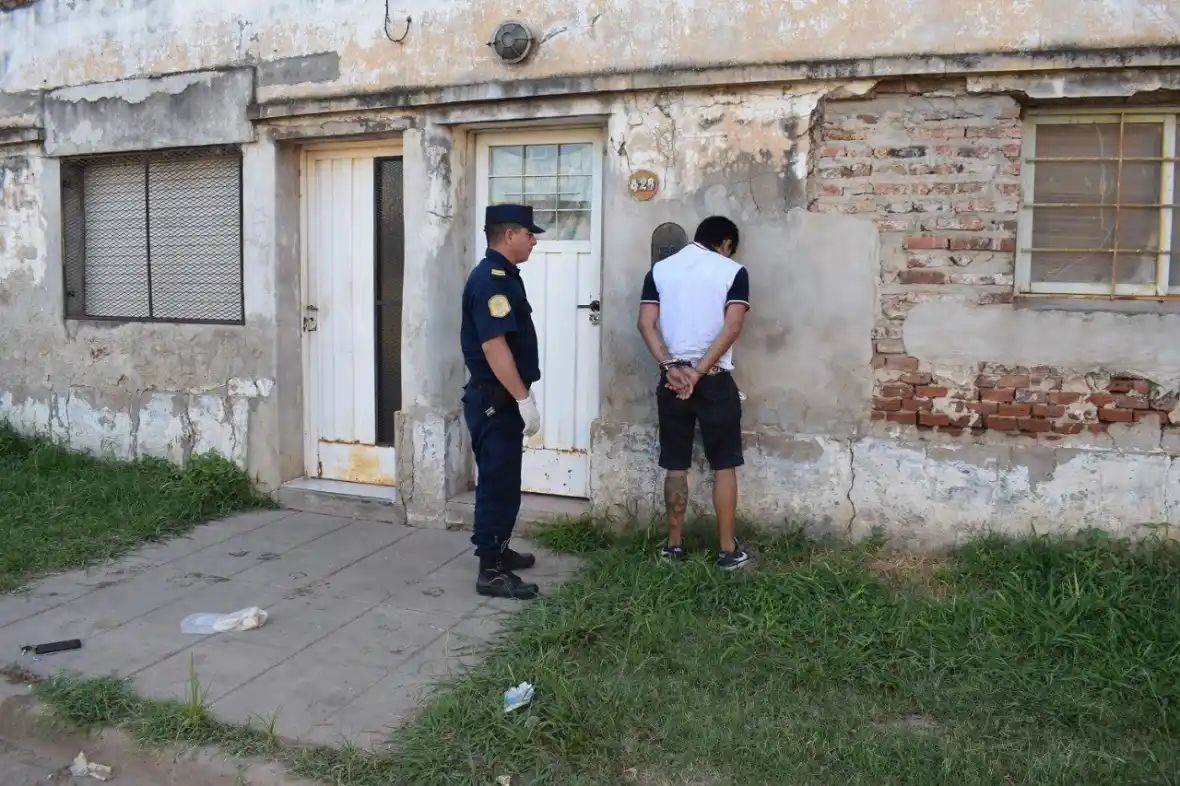 Detuvieron a un joven que golpeó a una mujer en la mañana del domingo