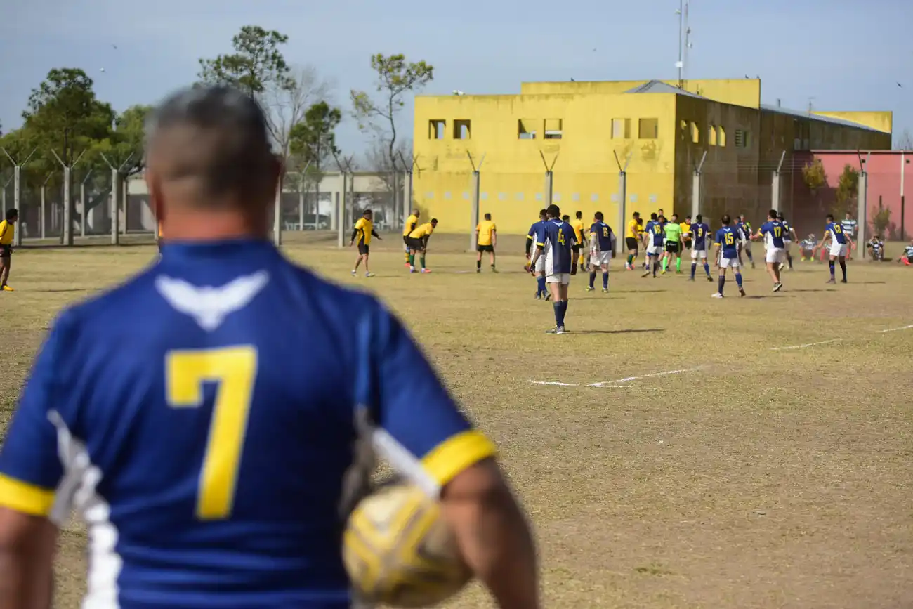 Internos de Córdoba, Río Cuarto, Cruz del Eje y San Francisco se enfrentan en un torneo amistoso entre los cuatro establecimientos carcelarios. (Nicolás Bravo / La Voz)