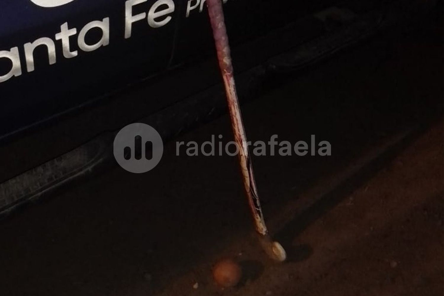 ¿Sale picadito? La policia halló un palo de hockey y una pelota en un baldío 