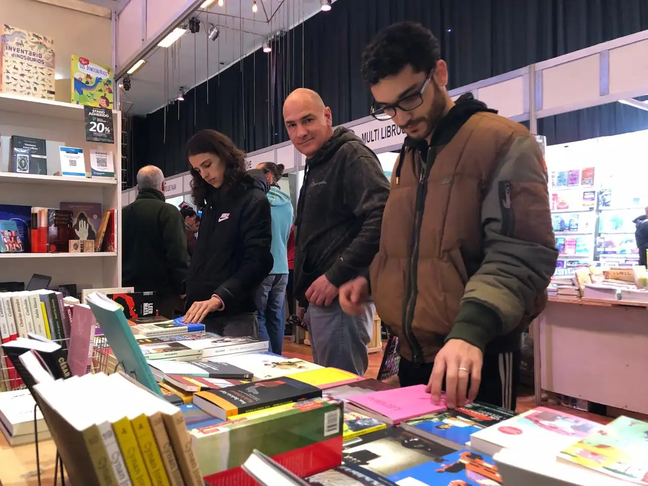 “El libro no descansa nunca, siempre se busca, siempre se quiere, siempre es un objeto deseado y apreciado”, destacaron los libreros organizadores.
