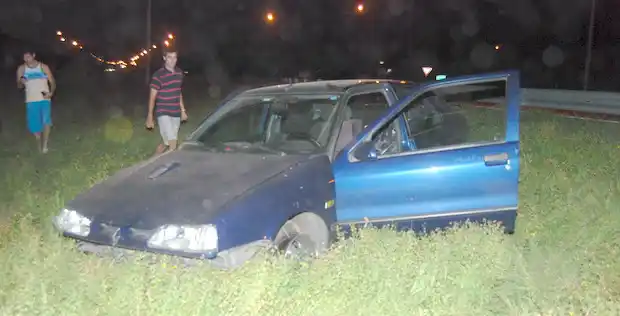 Tres turistas despistaron con el auto en la rotonda del Cristo