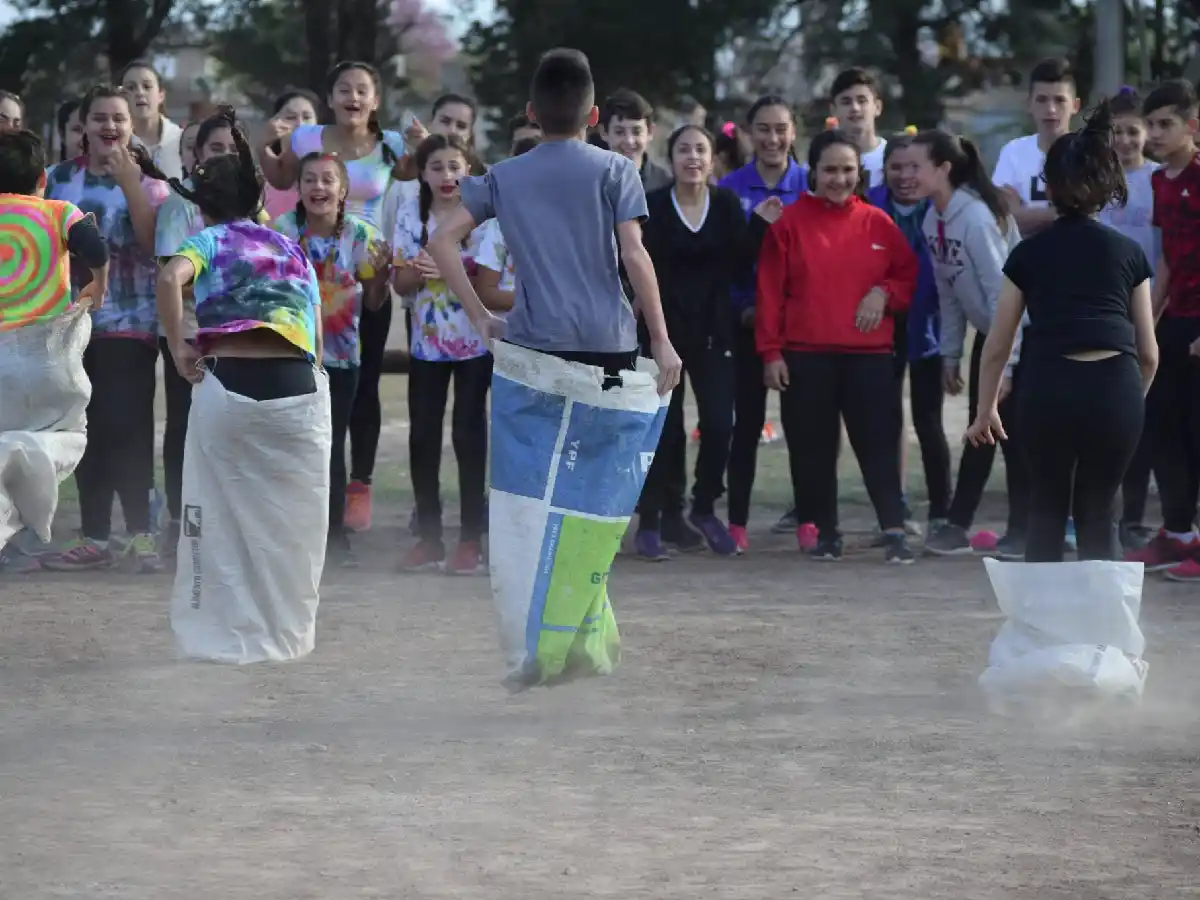 Con juegos en Club Bertossi, comienza la Estudiantina en Brinkmann 