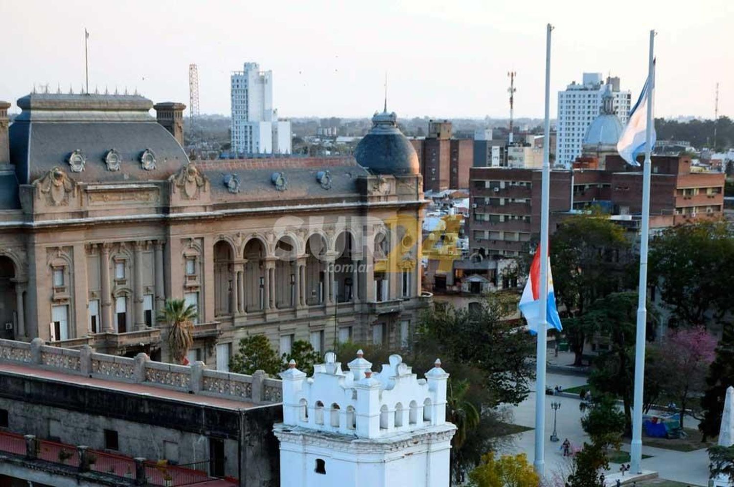 Aumento a docentes santafesinos: un decreto ordena el pago y otro lo suspende 