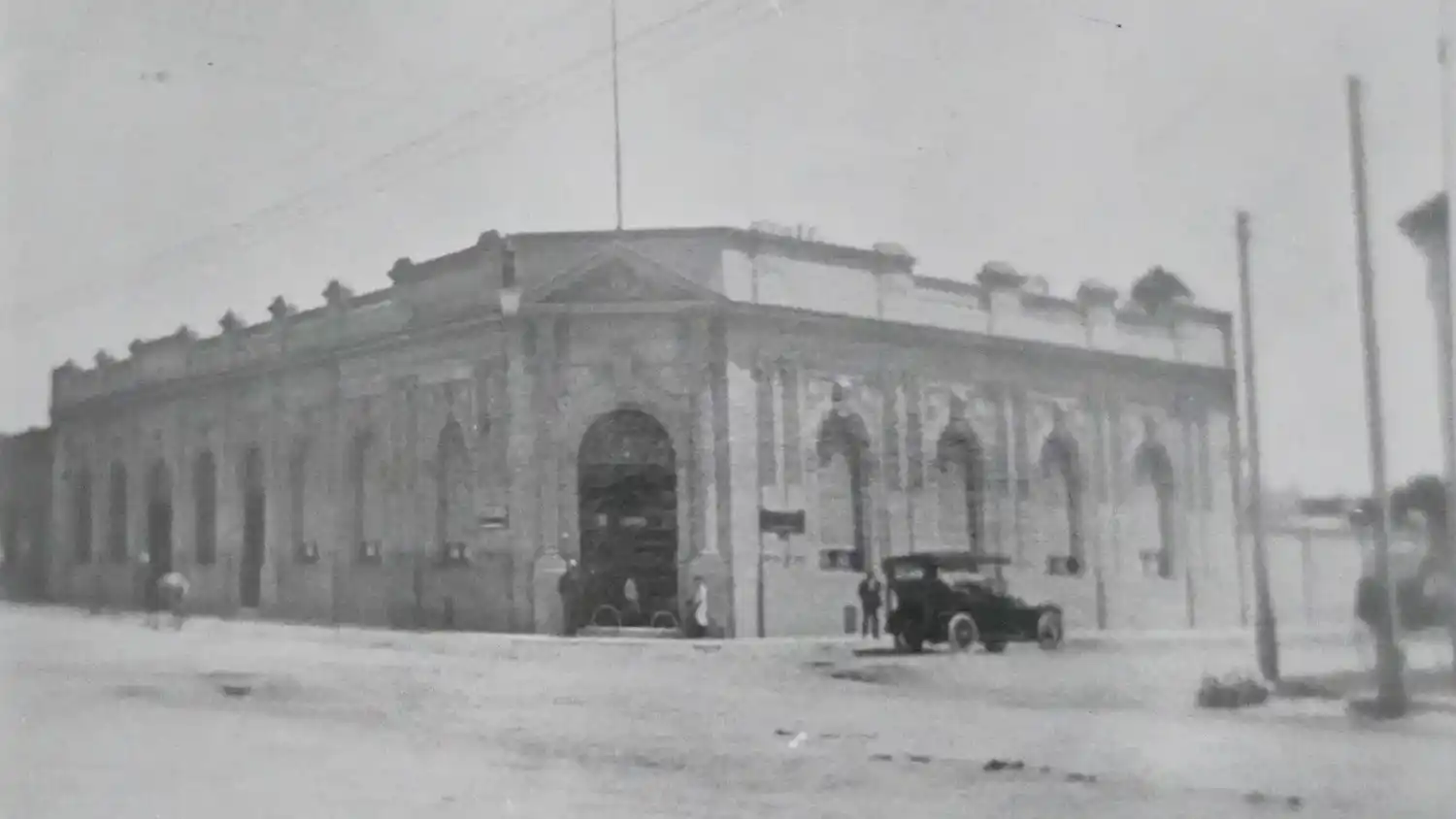 Antigua. Fotografía del edificio del Banco, en 61 y 60.