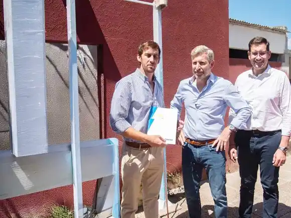 Enersa entregó termotanques y una estación solar
