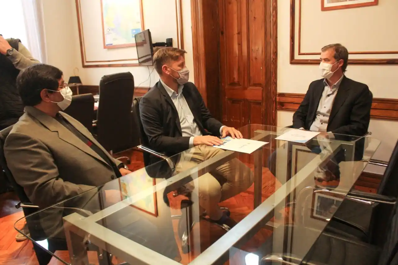 El intendente Piaggio presentó el programa "Puente al Trabajo" del Instituto Becario