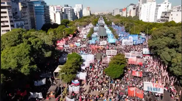 Tras una concentración multitudinaria, los piqueteros comenzaron a levantar la protesta en la 9 de Julio