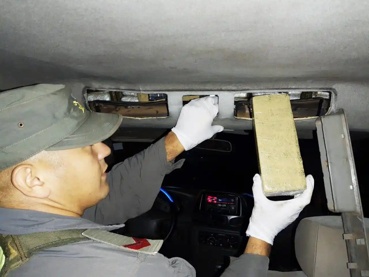 Ocultaban 57 kilos de marihuana en el doble techo de un auto