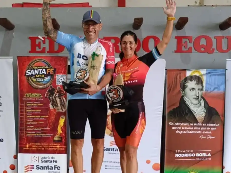 Luisina Simondi en el podio en San Justo junto a Mariano Carbonell .Foto: IG