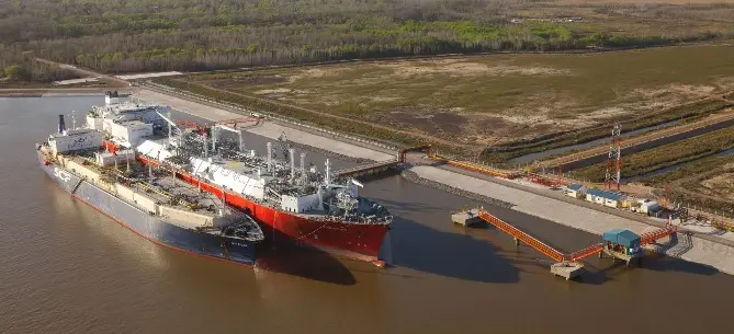 Escobar: Evalúan clausurar Puerto Regasificador por falta de documentación