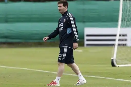 Messi entrenó de manera diferenciada y está en duda frente a Italia