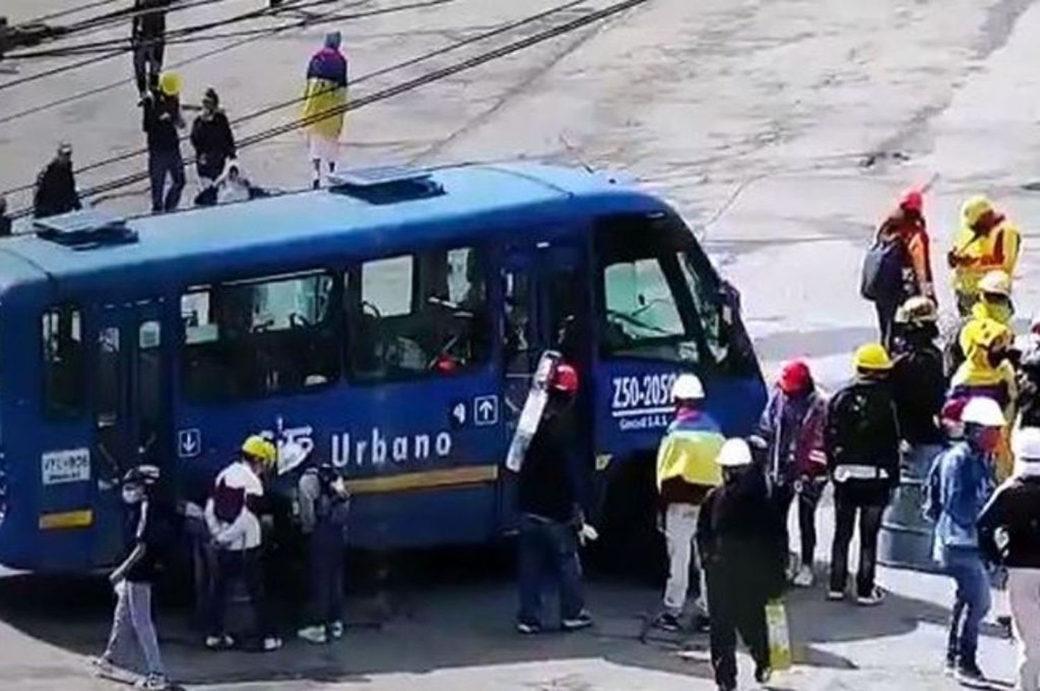 Colombia: manifestaciones, bloqueos e incendio de una estación de Policía