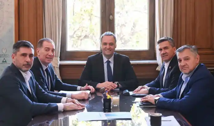 El Jefe de Gabinete Manuel Adorni y el ministro del Interior Diego Santilli, juntos en una reunión con gobernadores