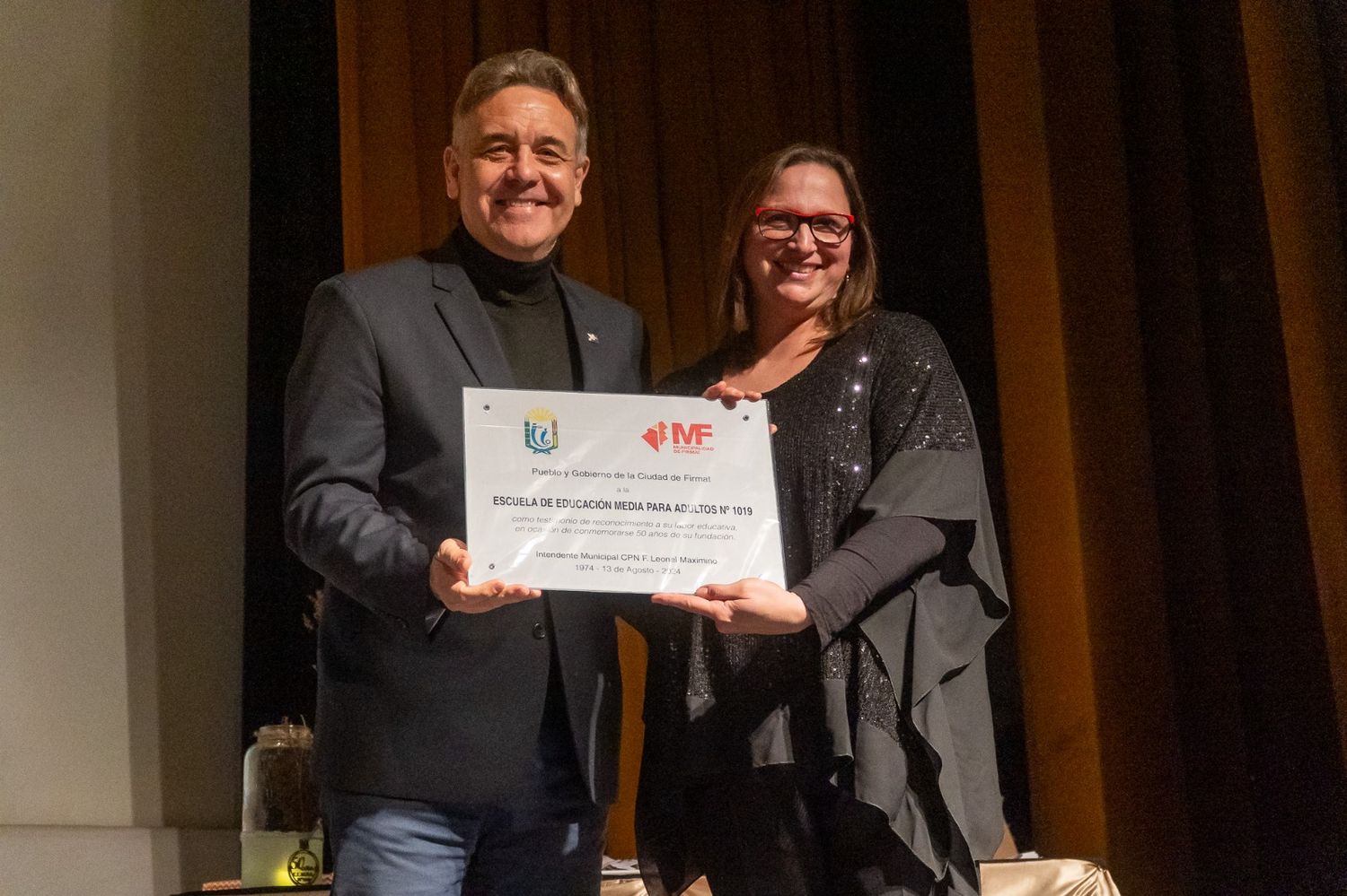 Leonel Maximino hizo entrega de una plaqueta en nombre del gobierno local.