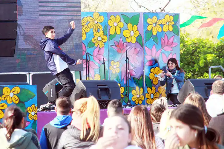 A pleno. Los estudiantes festejaron su día