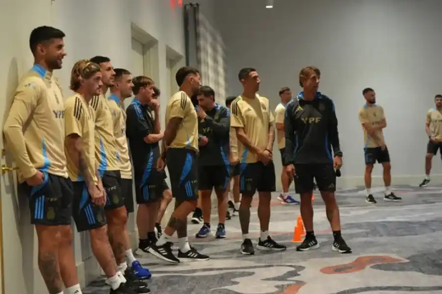 La Selección Argentina suspendió la práctica por un fuerte temporal y entrenó en el hotel