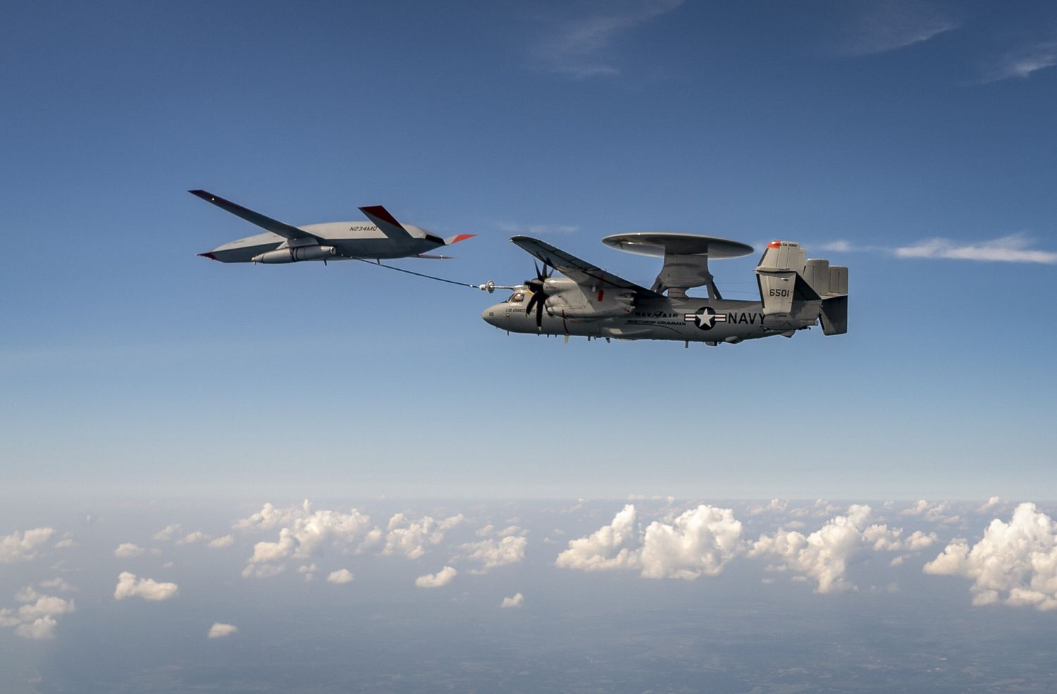 Primera prueba exitosa de un drone Boeing MQ-25 Stingray reabasteciendo a un Grumman E-2D de la US Navy