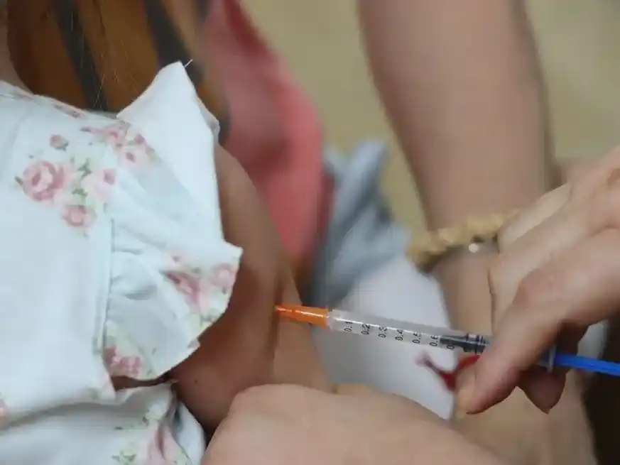 Datos de UNICEF estiman que la vacunación en niñas y niños previene alrededor de 4,4 millones de muertes por año en el mundo. Foto: Archivo. El Litoral.