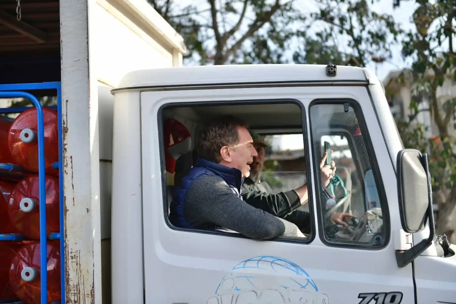 Santilli cerró su campaña con una larga recorrida por el conurbano.
