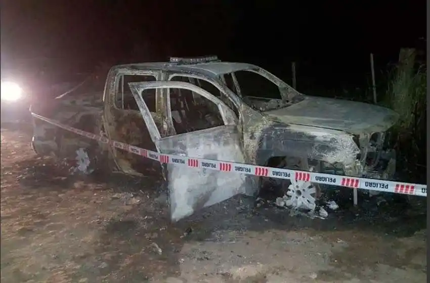 Presuntos narcos balearon a oficiales, incendiaron un patrullero y se dieron a la fuga