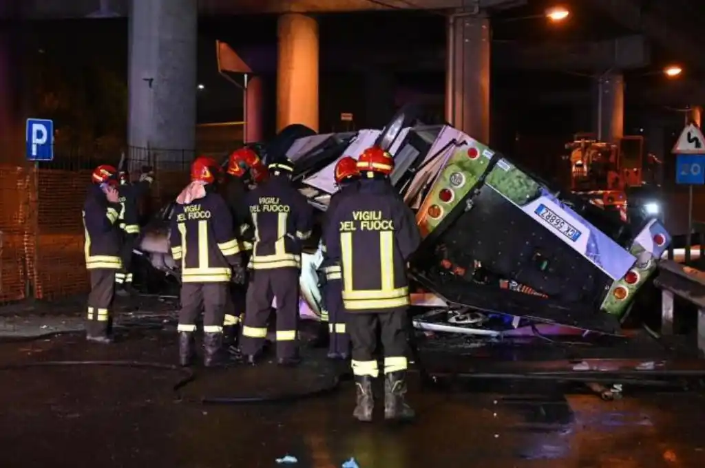 Personal de emergencia trabaja en el lugar