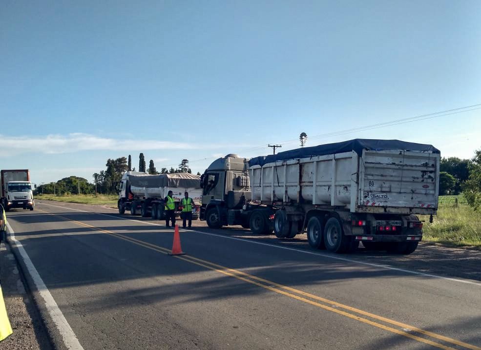 El drama de los camioneros en la Provincia: "En las redes nos llaman héroes pero en la ruta nos echan de todos lados"