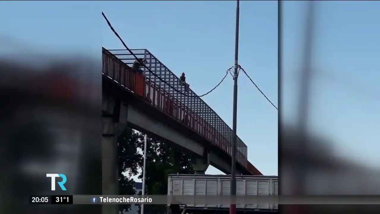 Rosario: rescatan a una mujer en un puente de Circunvalación
