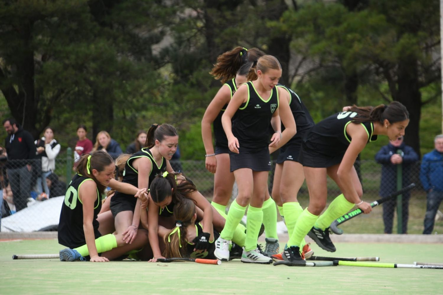 El festejo de las chicas de la FTH por el tercer puesto.