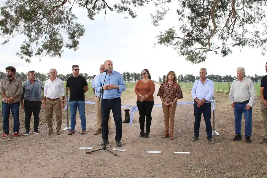 En el marco del programa Caminos de la Ruralidad, el gobernador inauguró una nueva traza en el departamento. En esta oportunidad fue una traza de 5,518 metros en la localidad de Colonia Rosa.