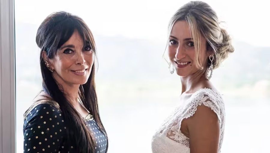 Cris Claverie junto a su hija Victoria, la esposa del golfista Puma Domínguez que murió de dengue.
