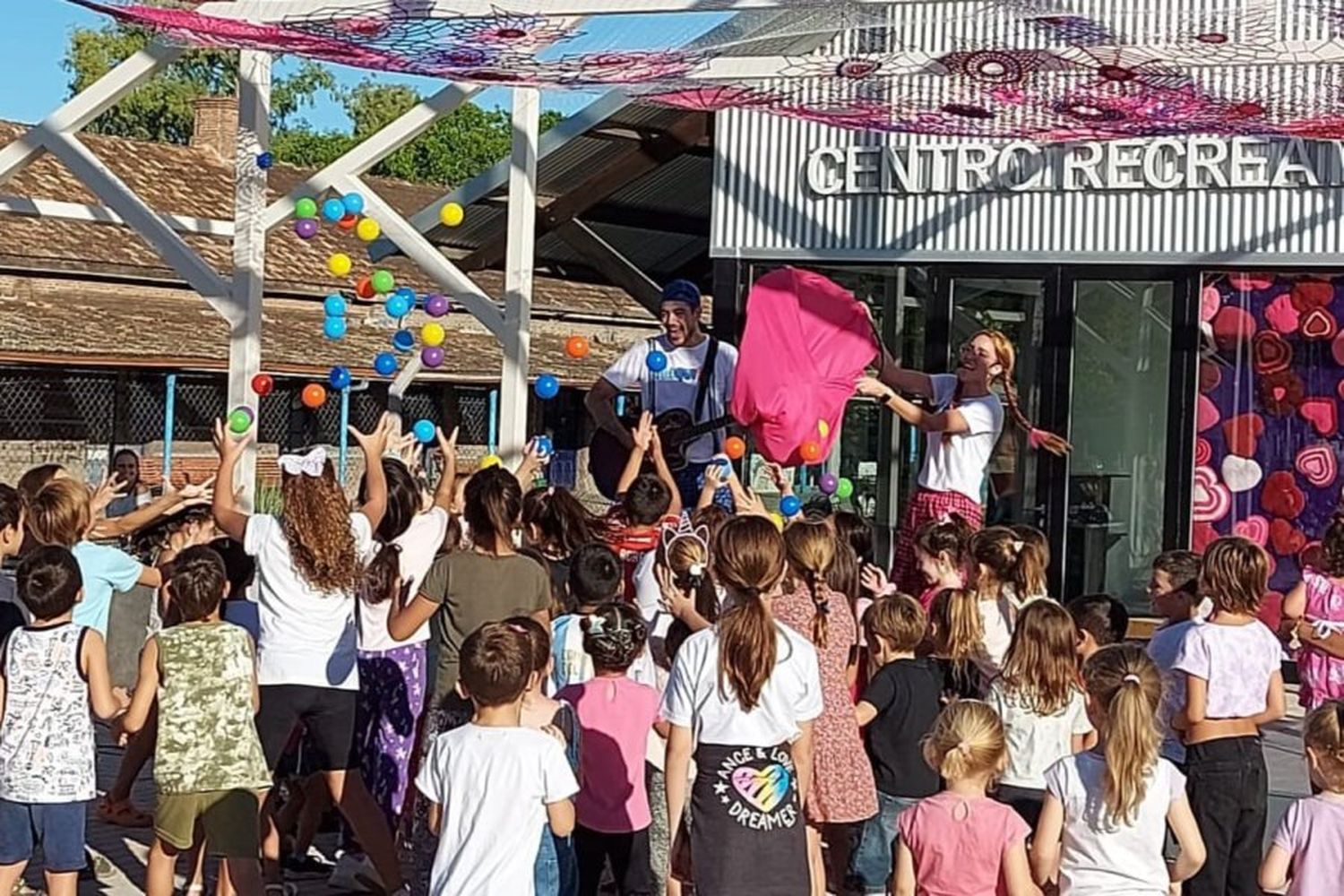 La Estación cantó y jugó con chicas y chicos