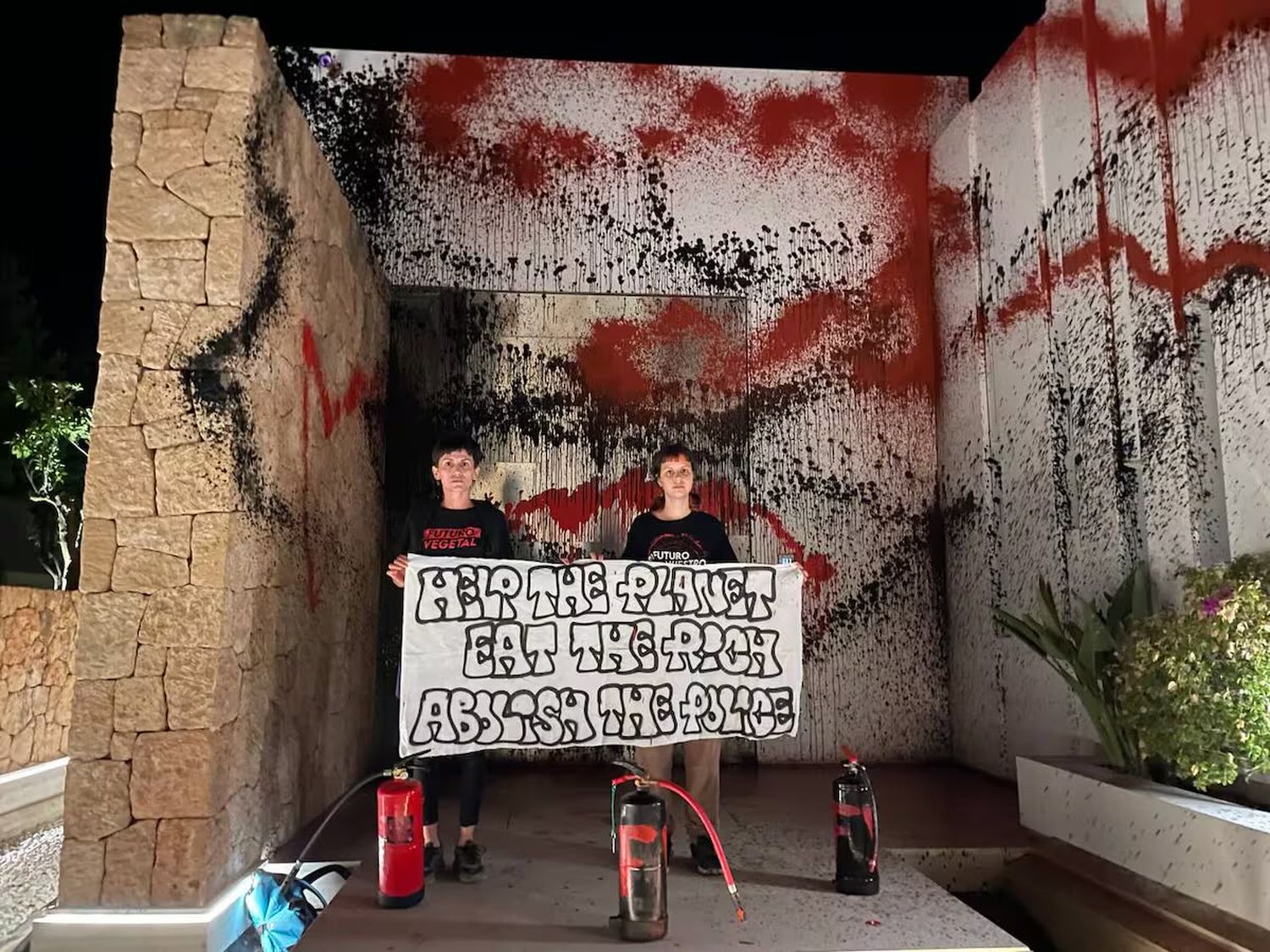Activistas vandalizaron la mansión de Messi en Ibiza