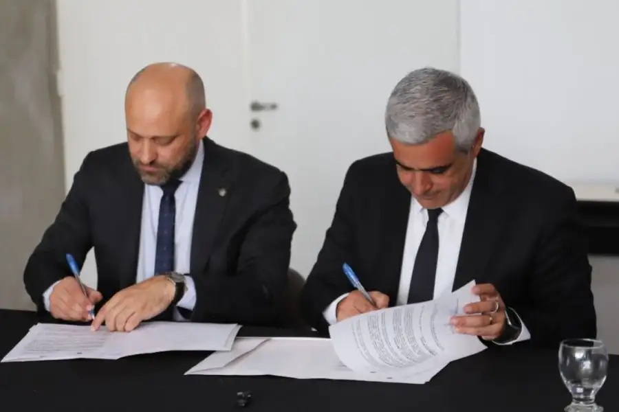El ministro de Desarrollo Productivo, Gustavo Puccini y el rector Franco Bartolacci firman el convenio
