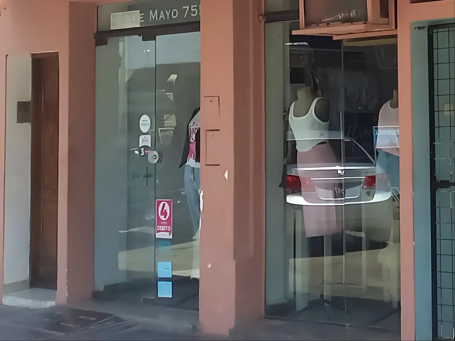 Los delincuentes forzaron las cerraduras de la puerta del frente del local.