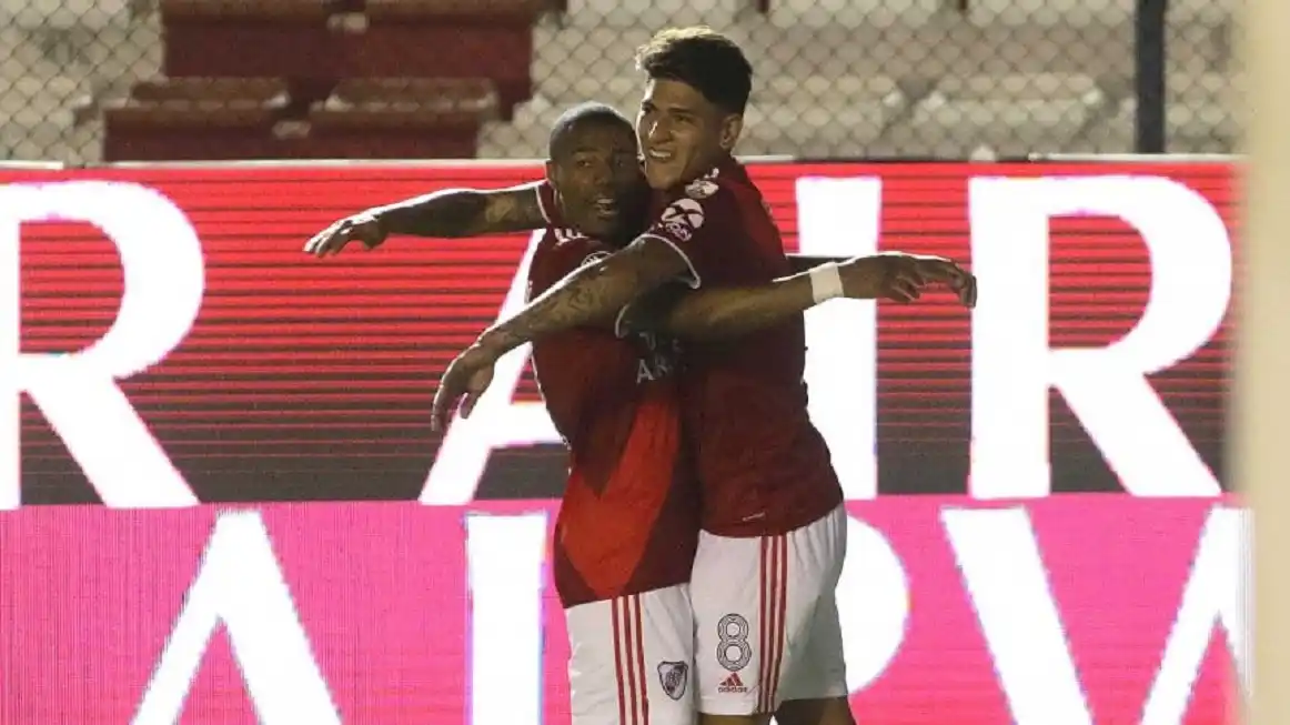 River se floreó en Montevideo, goleó a Nacional y se metió en semifinales