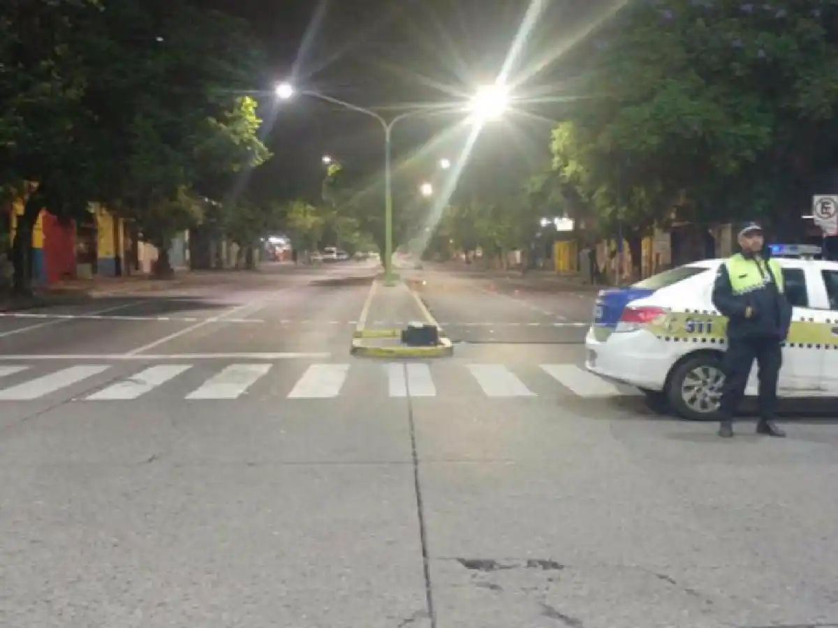 Quedó en medio de un tiroteo y murió por una bala de la policía