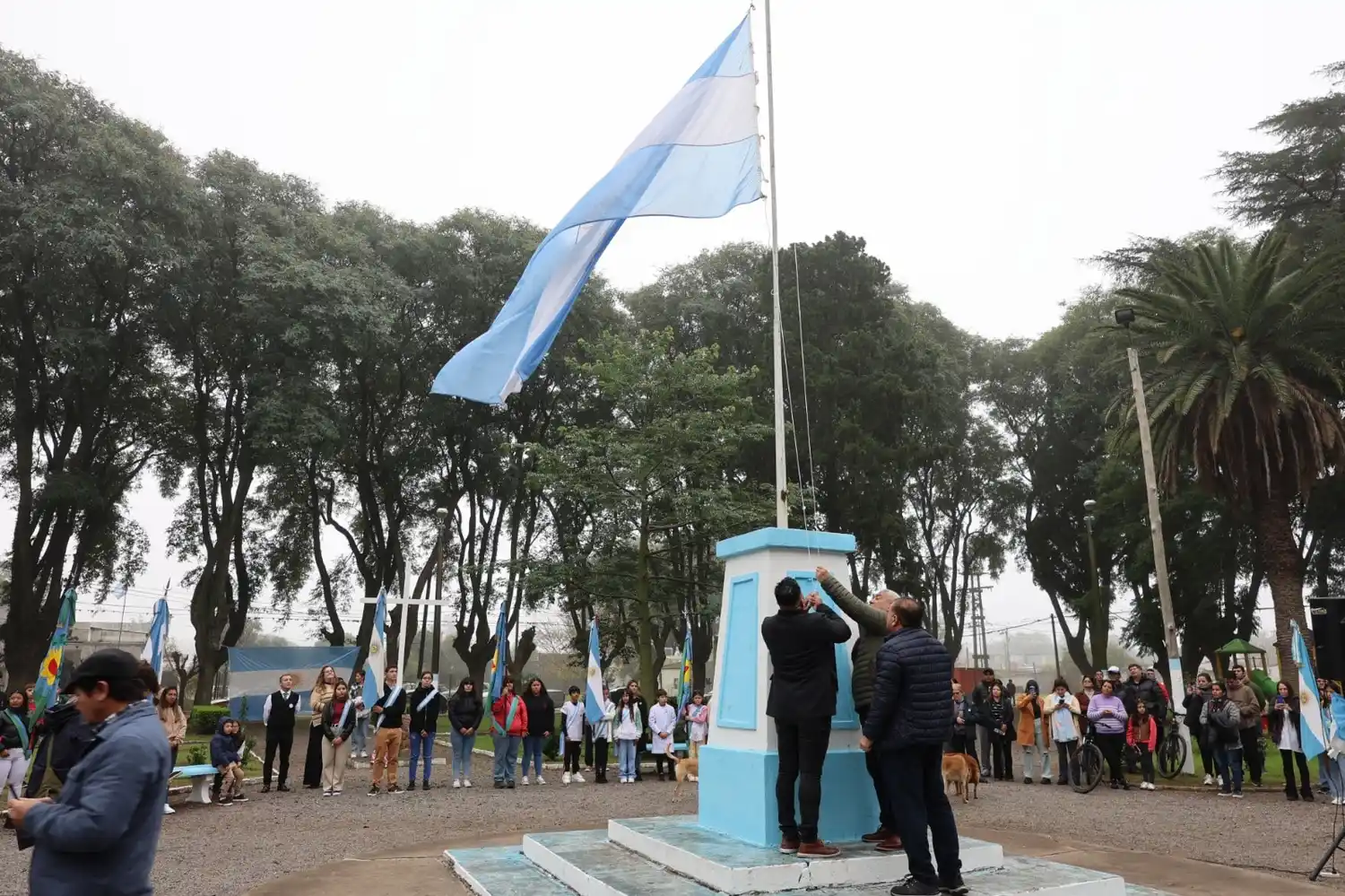 Cecilio Salazar, Pablo Vlaeminck y Walter Díaz izaron la bandera.