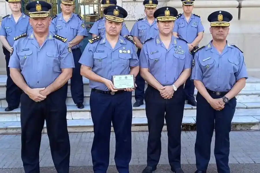 Los sres. Jefe y Subjefe de policía participaron de la ceremonia por el 133° aniversario de la creación de la UR V - Depto. Castellanos