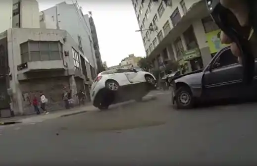 VIDEO: Viajaba en bicicleta y grabó un choque entre dos autos 