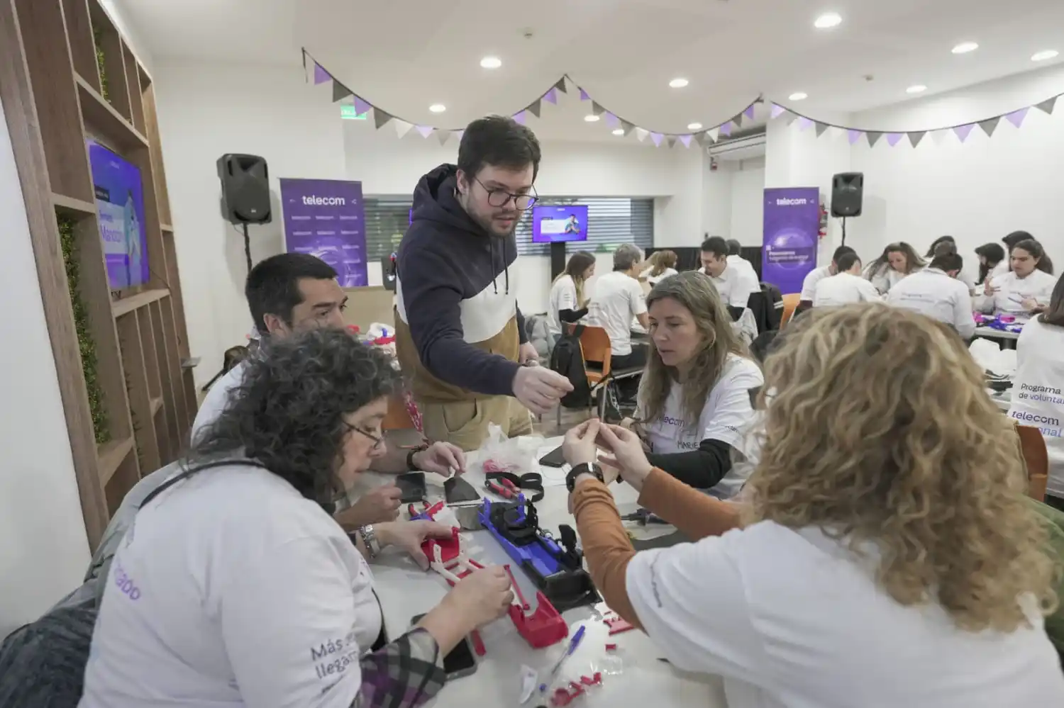 Voluntarios de Telecom entregan prótesis gratuitas en Rosario, junto a Gino Tubaro