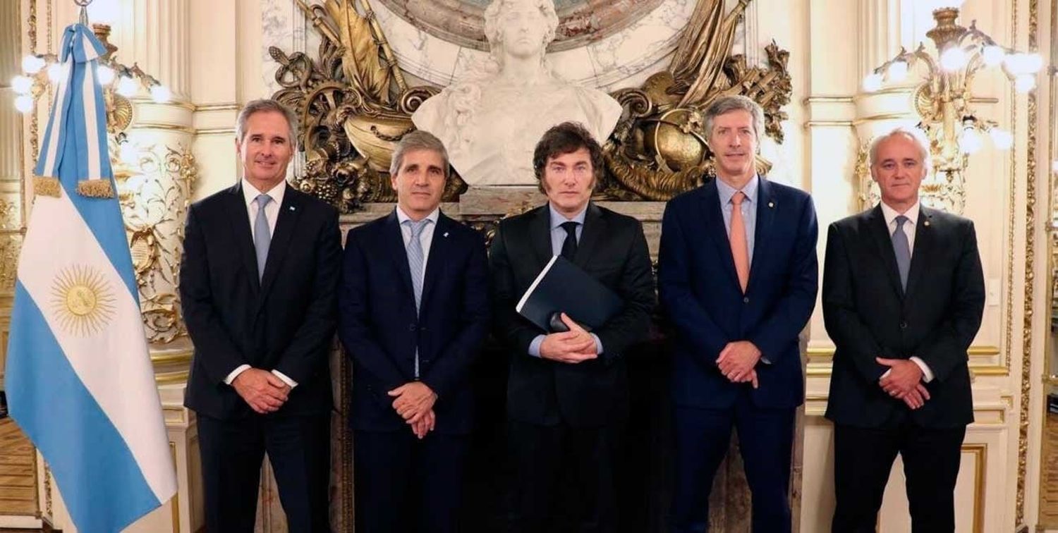 El presidente y su equipo económico.