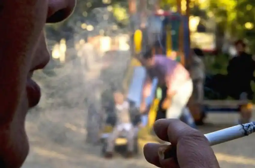 El diputado provincial Jorge Henn impulsó un proyecto que prohíbe fumar en espacios públicos abiertos