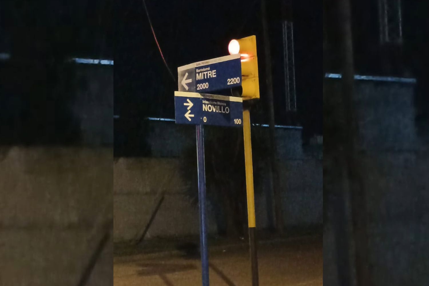¡Increíble! ¿Quién fue el genio que decidió poner un cartel tapando el semáforo?