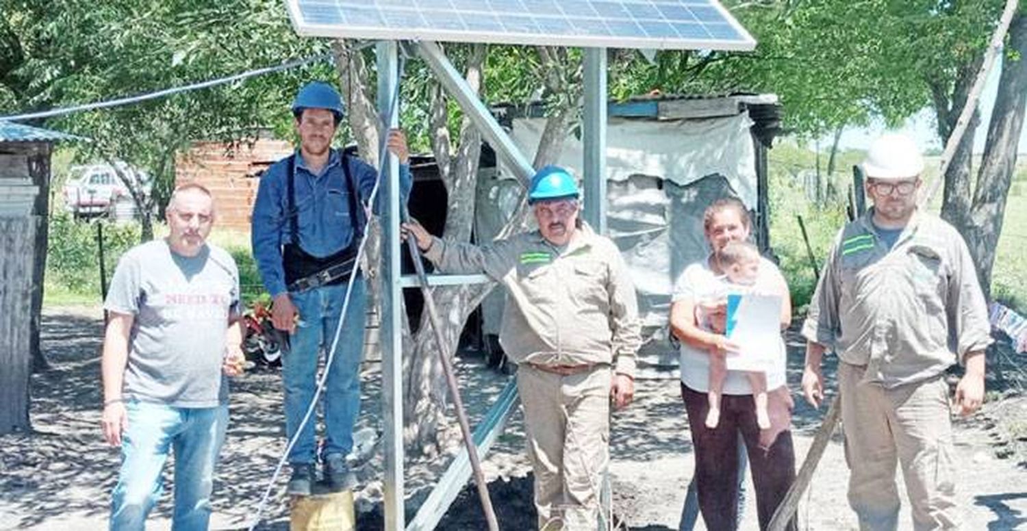 Desarrollo Social y Enersa continúan instalando kits fotovoltaicos en zonas rurales de la provincia