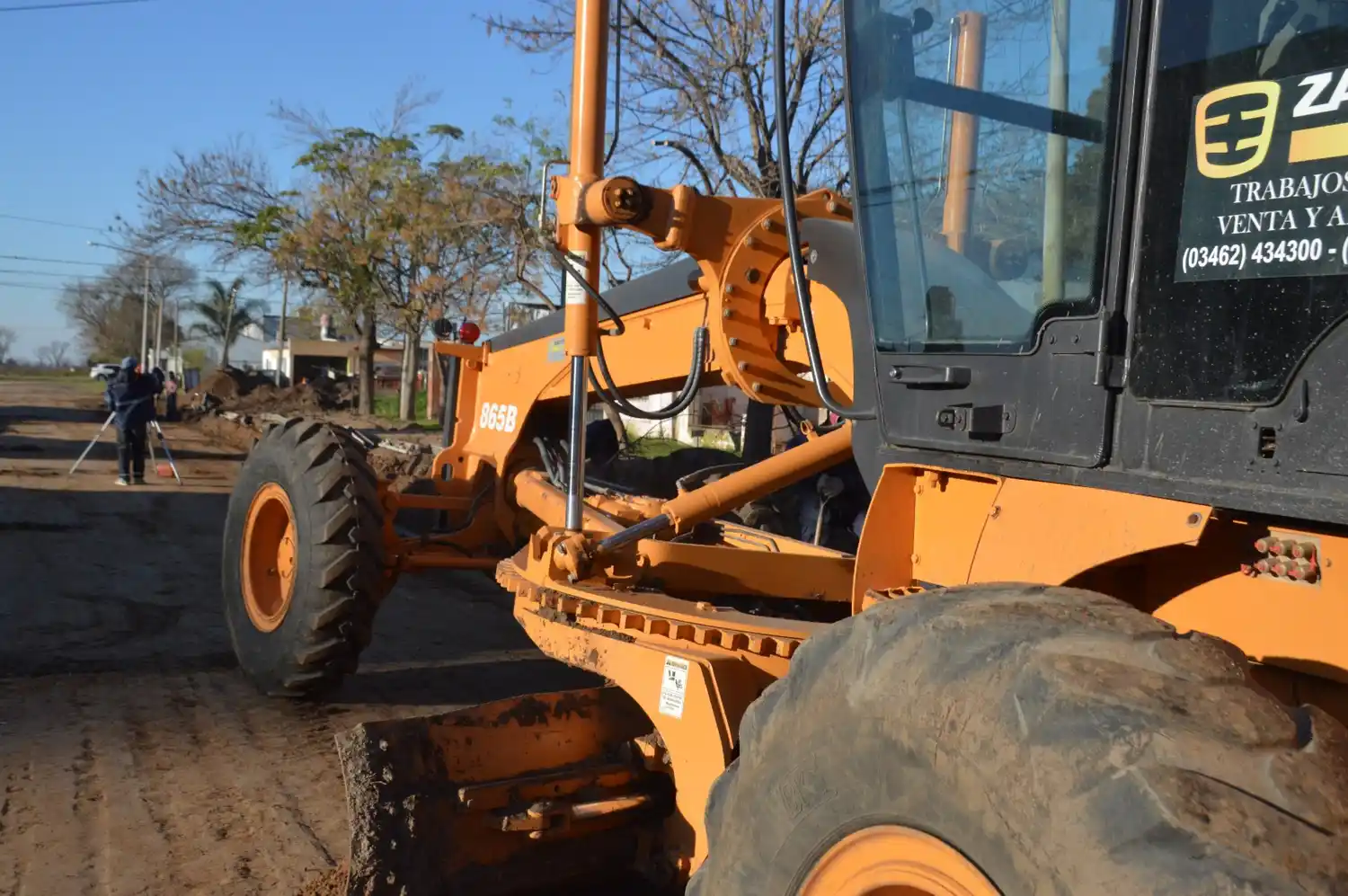 Las máquinas preparan el terreno para pavimentar.