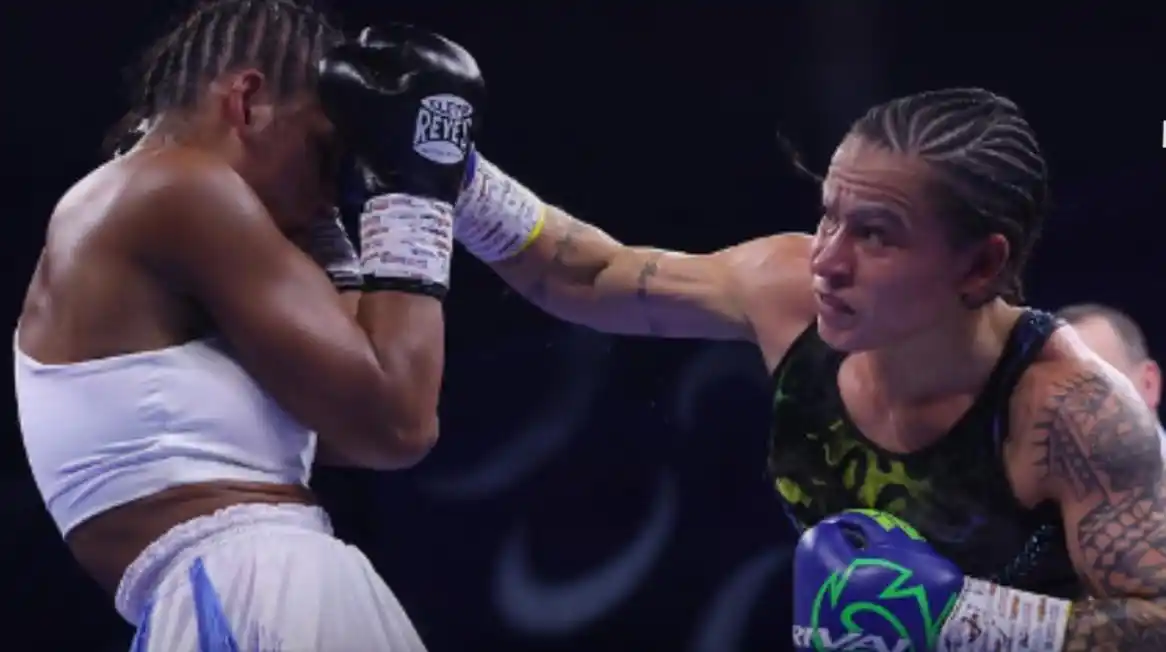 Yanina Lescano se cubre de Ferreira.