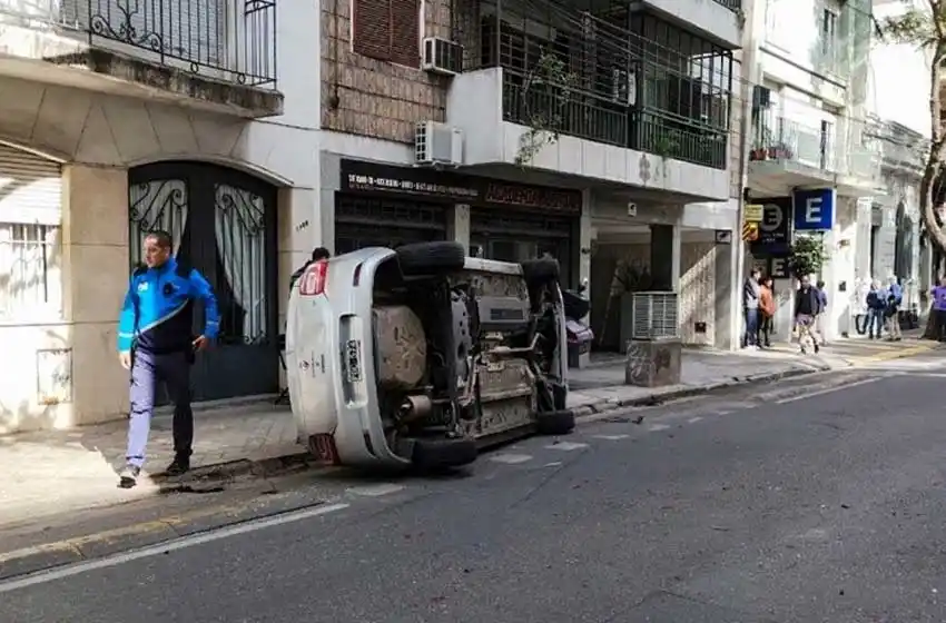 Espectacular choque y vuelco en pleno centro de Rosario: no hubo heridos