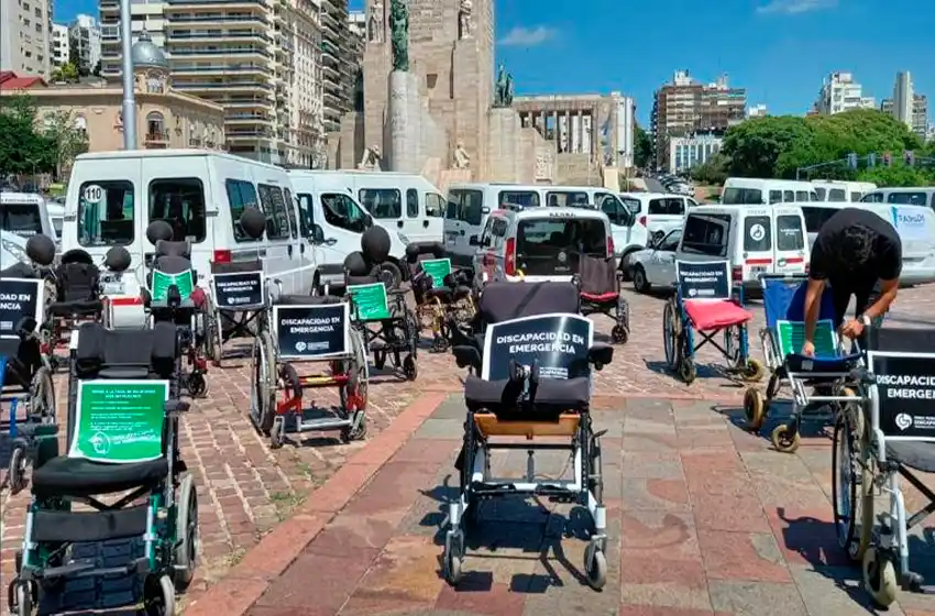 Representantes de instituciones y trabajadores del sector de discapacidad se manifiestan en el Monumento