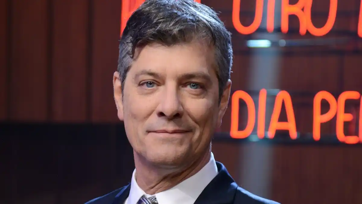 El conductor apuesta por un formato que combina el humor sagaz con entrevistas a figuras de renombre.